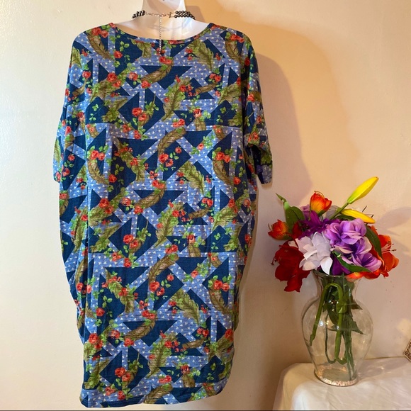 ❌SOLD❌LuLaRoe Green & Blue Hi Low Design Top - Picture 2 of 7